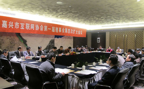 与会人员认真审议各项报告